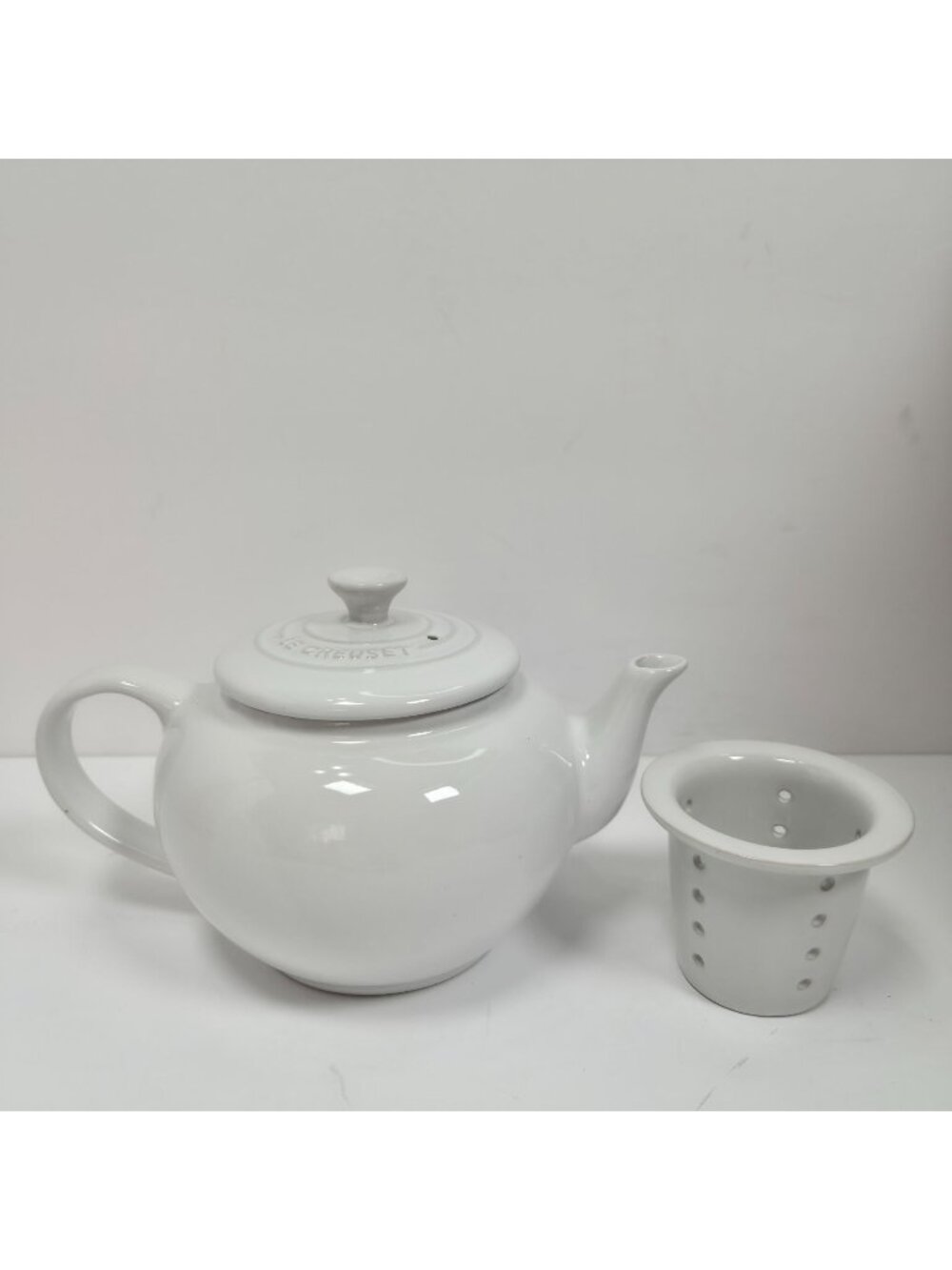 Le Creuset White Ceramic Teapot With Infuser Sturdy Handle & Lid